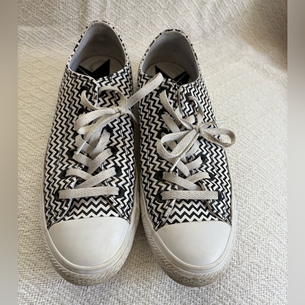 Unique Converse all star black and white chevron sneakers size 8.5